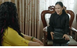 Thanh tra Nguyệt mang bọc tiền đến nhà sếp 'đút lót'