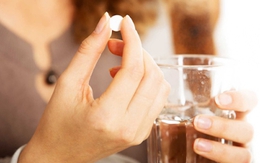 Tự uống thuốc giảm đau chữa đau đầu, bé gái 14 tuổi nhập viện cấp cứu