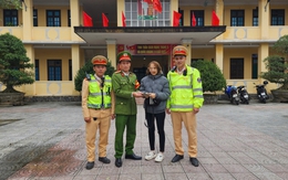 CSGT ở Huế nhặt được túi xách chứa số tiền lớn khi đang tuần tra 