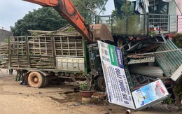 Ô tô tải va chạm xe máy rồi tông sập nhiều hàng quán, 5 người thương vong