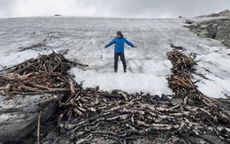 Băng trên đỉnh núi tan chảy, để lộ ra những thứ con người không dám tin vào mắt mình