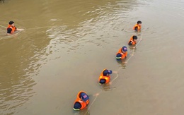 Cảnh sát lặn tìm tung tích nam thanh niên mất tích trên sông Cánh Hòm