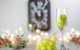 Vì sao lại ăn 12 trái nho vào đêm giao thừa và lý giải loạt tục lệ kỳ lạ của các nước trên thế giới?
