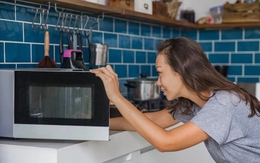 Mẹo làm sạch lò vi sóng không cần lau chùi nhiều