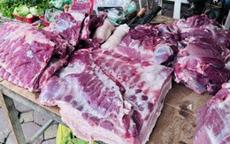 Hơn 800.000 tấn thịt 'ngoại' giá rẻ đổ bộ, giá lợn hơi chạm đáy 4 năm
