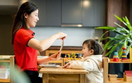 Nữ thạc sĩ bỏ việc lương tiền tỷ đi làm bảo mẫu: Câu chuyện khiến bạn phải nghĩ lại về bằng cấp