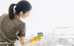 Đổi giúp việc 7 lần mới ưng ý, chủ nhà tức sôi máu vì hành động của hàng xóm