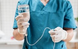 Tai nạn hy hữu: Đứng lên bồn cầu, bé 8 tuổi bị mảnh vỡ bồn cầu đâm sâu vào lưng