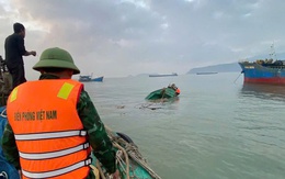 4 ngư dân thoát nạn khi tàu bị chìm trên biển