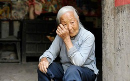 Thiên vị con cả giàu có, bạc đãi con út nghèo khó: Mẹ già nhận quả báo khi bệnh tật ập đến