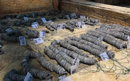 Khai thác đá trên núi, công nhân nổ mìn trúng 'hang động' lạ: Kho báu 2,25 triệu vật thể 'xâu thành chuỗi' màu xanh lục được đào lên