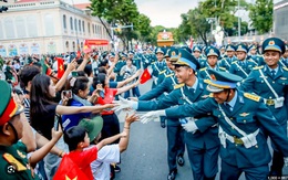 Tin sáng 27/4: Người dân đi xem tổng duyệt diễu binh 30/4 cần lưu ý gì? Dự kiến các trường hợp công chức bị đề xuất cho thôi việc