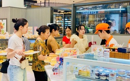 Hàng ăn, quán nước chật kín khách dịp nghỉ lễ 30/4 - 1/5