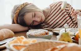 Tại sao bạn lại buồn ngủ sau khi ăn?