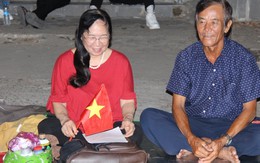 Viết nhật ký lúc chờ xem diễu binh, người phụ nữ U70 khiến nghìn người tò mò