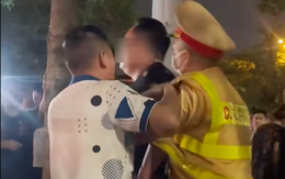 3 người lao vào ôm cảnh sát để ‘giải cứu’ bạn ở Hà Nội