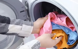 Quần áo giặt xong quên phơi nhiều giờ có cần giặt lại?