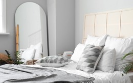 Đây là lý do tại sao không nên để gương chiếu vào giường ngủ
