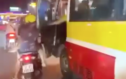Phạt tài xế xe buýt mở cửa xe bất cẩn còn lớn tiếng đe dọa người đi đường