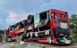 Xe khách chở hàng chục người lật ngửa bên quốc lộ lúc rạng sáng