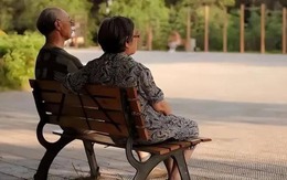 Người đàn ông có 3 con trai, lương hưu 36 triệu tủi thân rơi nước mắt khi nghe bà hàng xóm chỉ có 1 con gái nói một câu