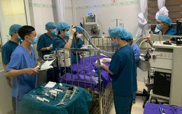 Bé 17 tháng tuổi ở Quảng Ninh suýt mất mạng do bất cẩn trong lúc ăn kẹo lạc
