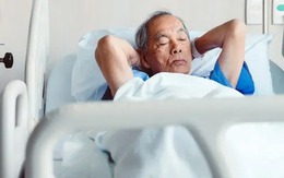 Cha già tự hào có 3 con trai tiến sĩ gửi tiền hàng tháng, đến lúc nằm viện ông mới nhận ra bài học đắt giá