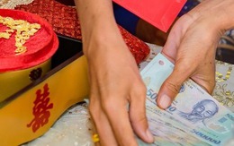 Bố mẹ vợ mang máy đếm tiền ra kiểm kê sính lễ khiến nhà trai sững sờ