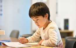 Con học giỏi nhất lớp nhưng cố tình tụt hạng, lý do khiến bố ngã ngửa, giáo viên cạn lời