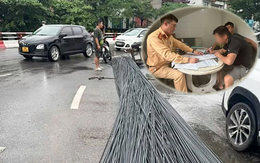 Hà Nội: Để bó sắt dài hơn 10m rơi xuống đường, tài xế và chủ phương tiện bị phạt hơn 40 triệu đồng