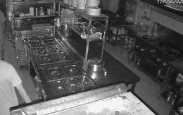 Đột nhập cửa hàng bánh kẹo, 2 tên trộm có hành động khiến nhiều người sốc nặng