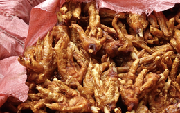 Kinh hoàng hơn 1.500kg chân gà nhiều 'không', ngả màu nâu đen, suýt đến tay người tiêu dùng