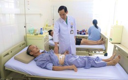 Người đàn ông 60 tuổi bị thủng dạ dày thừa nhận 1 sai lầm nhiều người Việt mắc phải
