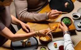 Vừa mở miệng bàn chuyện chia tài sản, bố chồng đã nổi nóng đập bàn, tuyên bố một câu sắc lạnh