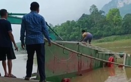 Đò chở 10 học sinh bị lật trên sông Mã