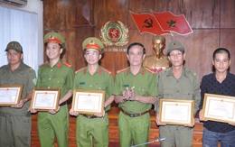 Hỗ trợ bắt cướp, hai người dân Cà Mau được khen thưởng