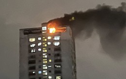 Lửa cháy đỏ rực, khói đen bốc cao từ tầng áp mái của chung cư tại Hà Nội