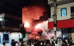 Cháy cửa hàng phụ tùng xe máy điện, lửa lan sang 3 nhà bên cạnh