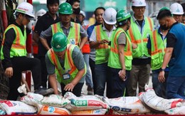 Bùn phun cao nửa mét trên phố Cát Linh, nhiều hộ phải di tản