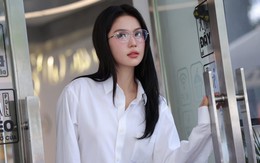 Ngọc Trinh diện sơ mi trắng kết hợp chân váy đen đơn giản lại được khen nức nở