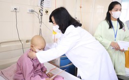 Bộ trưởng Bộ Y tế Đào Hồng Lan thăm và tặng quà các bệnh nhi tại Bệnh viện K nhân dịp Quốc tế Thiếu nhi