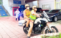 2 chiến sĩ CSGT mở đường, hỗ trợ đưa sản phụ vỡ ối chuyển dạ đến bệnh viện cấp cứu