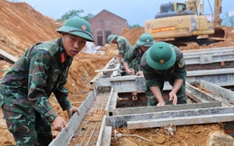 Thi công không nghỉ lễ giúp bà con vùng lũ sớm có nhà ở
