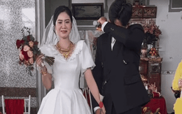 Chú rể Vĩnh Long khóc như mưa khi mẹ vợ trao con gái trên sân khấu cưới