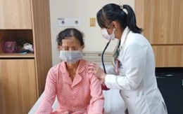 Người phụ nữ 57 tuổi kiệt sức do viêm phổi thừa nhận chủ quan với dấu hiệu nhiều người Việt mắc phải