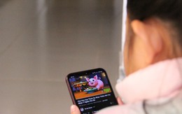 Cho con chơi điện thoại suốt ngày hè, mẹ trẻ chết lặng trước một câu nói