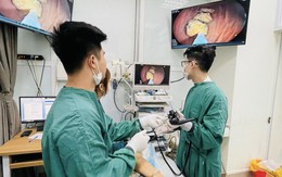 Người phụ nữ thường xuyên đau bụng, chán ăn thừa nhận thói quen ăn trái cây nhiều người hay mắc phải