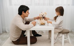 Con riêng của chồng cất tiếng gọi mẹ khiến tôi muốn quên tất cả lỗi lầm