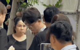 Phút thất thần của MC Đại Nghĩa giữa lúc mẹ ruột qua đời