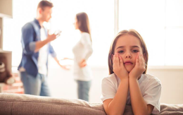 Giật mình khi con gái 10 tuổi nhắn tin xin món tiền lớn, tôi hối hận vì giao con cho vợ cũ